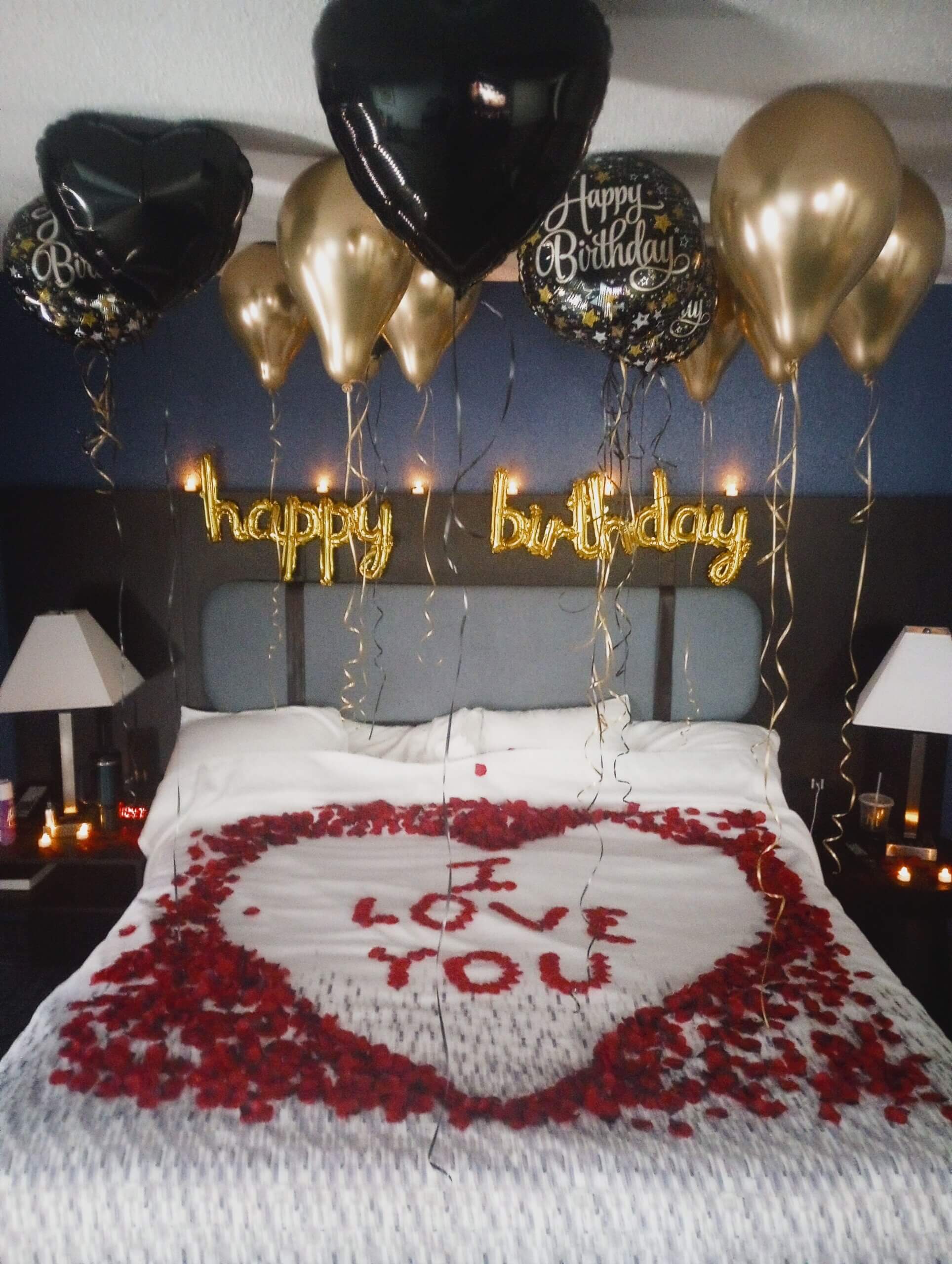 Balloon decorations in a Gatlinburg cabin hotel room setup